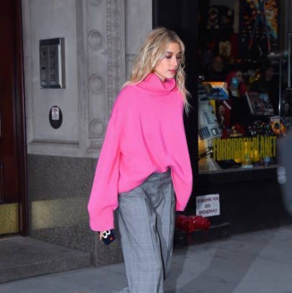 🔥1 Left🔥Oversized Neon pink turtleneck sweater - Picture 4 of 8